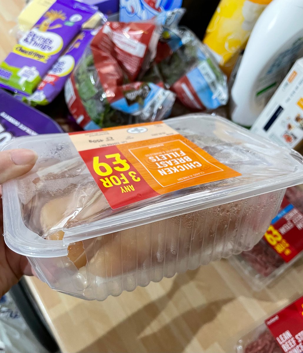 ChelleyRox's tweet photo. @IcelandFoods hi just had my Iceland food delivered and received  my chicken. Thought it looked a bit weird and found the box was cracked open. https://t.co/NibTYzNeZ0