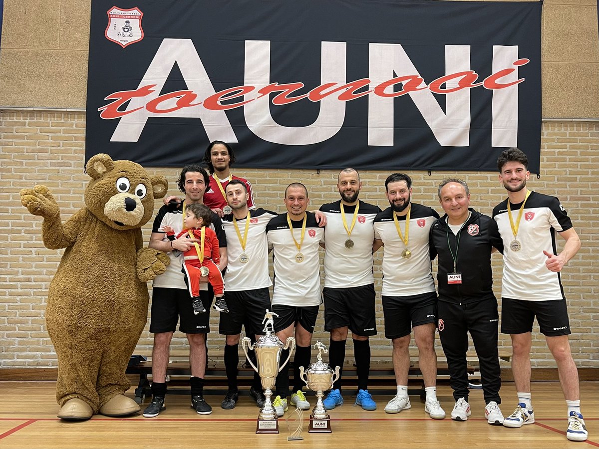 AuniToernooi's tweet photo. Grote kampioen 36e AUNI-TOERNOOI:
FC POSOF 👍💪🏆
Wederom een geslaagde editie. Dank allen 🙏 https://t.co/DX7DxPqqan
