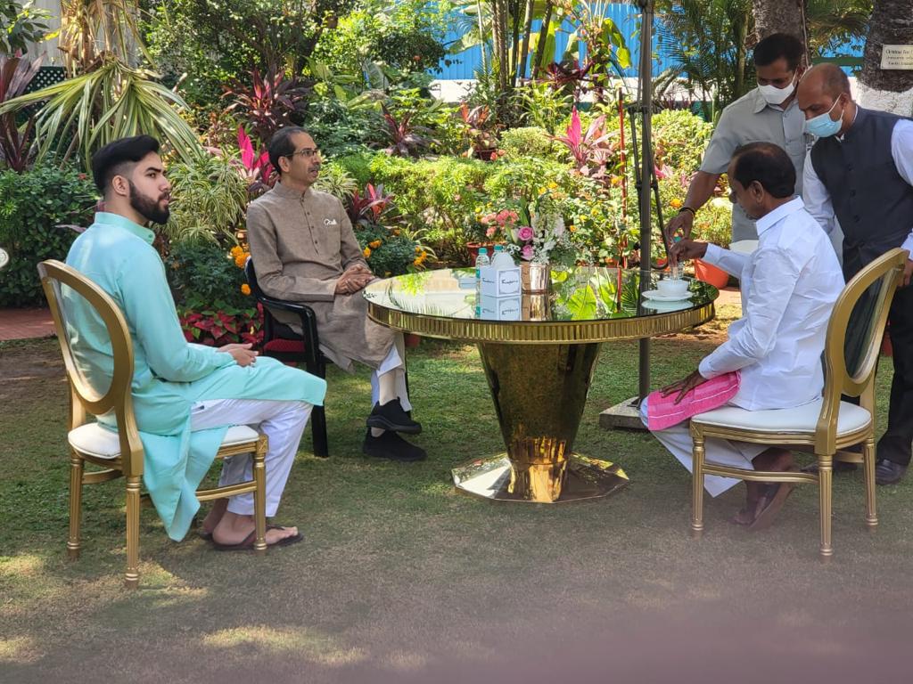 ysryse's tweet photo. CM Sri K Chandrashekar Rao met Maharashtra CM Sri Uddhav Thackeray at the latter's official residence in Mumbai. https://t.co/OrjVonOZwi https://t.co/lMs6DwfHNC