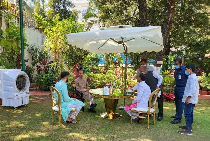 ysryse's tweet photo. CM Sri K Chandrashekar Rao met Maharashtra CM Sri Uddhav Thackeray at the latter's official residence in Mumbai. https://t.co/OrjVonOZwi https://t.co/lMs6DwfHNC