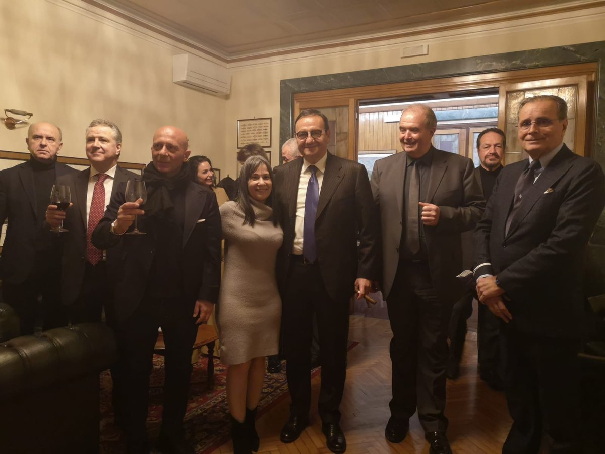 MirtaGranda's tweet photo. L'unità intorno a #Cuba e ai suoi #Havanos ci riunisce al Smoking in Rome, Cigar Club di Roma. È stato un piacere conoscere il suo presidente @gecangemi, @MarioBaccini e il dottor Vicari. https://t.co/GOOwzmFRfG