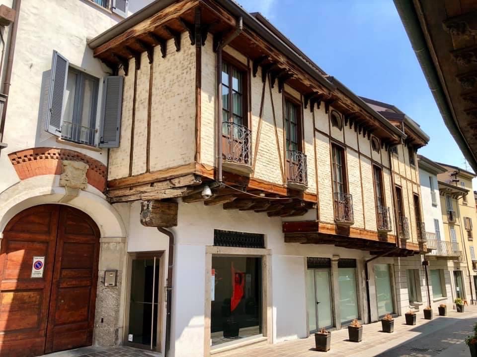 Questa è la Casa che è detta “della Luna Rossa”, una casa che ha origini duecentesche (poi rielaborata nei secoli).
La “Luna Rossa” fu uno degli stemmi di Monza fin dai primi anni dopo il 1.000.
Via Lambro è una delle vie più antiche della città.