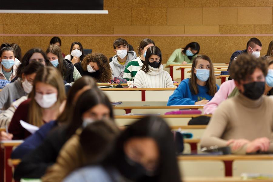 EFEverde's tweet photo. Los jóvenes del presente serán los líderes del futuro, y ahí radica la importancia de que su formación universitaria incluya una visión de #sostenibilidad, algo que lleva en marcha en nuestro país desde hace tres años gracias a #U4Impact.
https://t.co/AaiFtUOcYn https://t.co/7GRAR9Ct2p