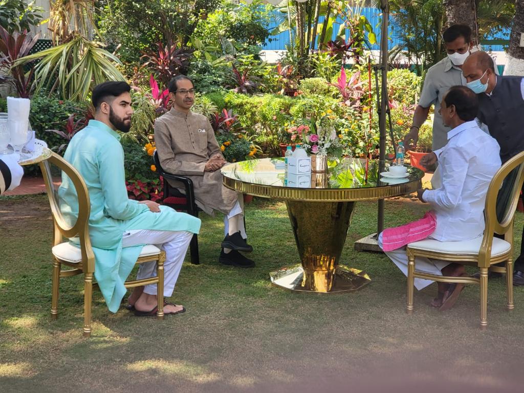 ysryse's tweet photo. CM Sri K Chandrashekar Rao met Maharashtra CM Sri Uddhav Thackeray at the latter's official residence in Mumbai. https://t.co/OrjVonOZwi https://t.co/lMs6DwfHNC