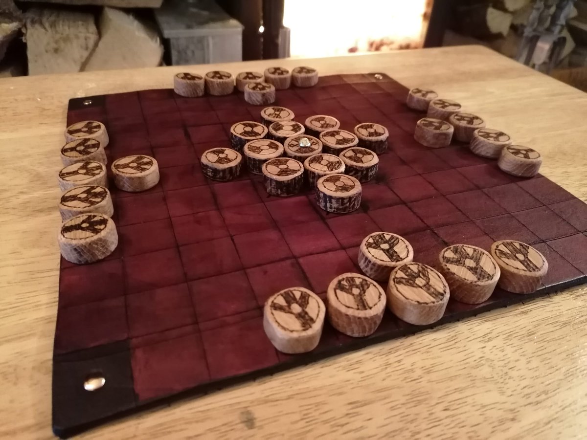 antonpiratemake's tweet photo. Hnefatafl (viking chess)
Made from leather and oak.
#hnefatafl #vikingchess #vinking #boardgame https://t.co/2XEjth1xhm