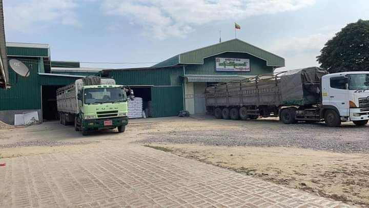 GiGi71908391's tweet photo. In Sagaing's Ye-U Twp: #MyanmarMilitaryTerrorists looted/stole public properties, including 2,000+ bags of rice and cars started from Feb 16.  #2022Feb20Coup #WarCrimesOfJunta #WhatsHappeningInMyanmar https://t.co/8ECR5k8RVr