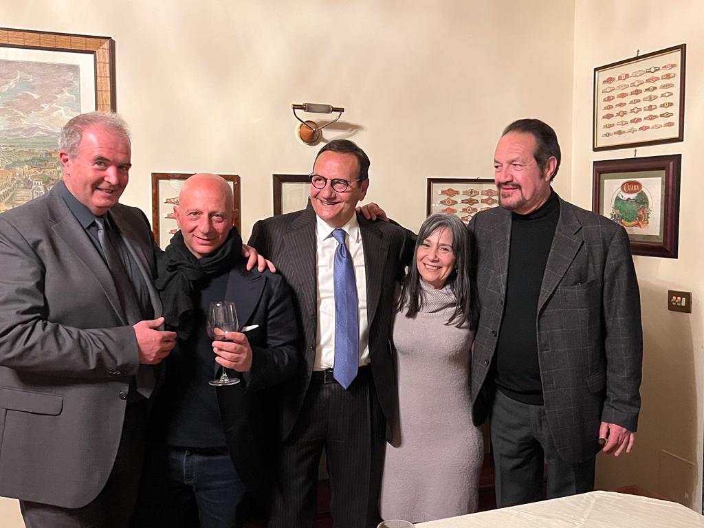 MirtaGranda's tweet photo. L'unità intorno a #Cuba e ai suoi #Havanos ci riunisce al Smoking in Rome, Cigar Club di Roma. È stato un piacere conoscere il suo presidente @gecangemi, @MarioBaccini e il dottor Vicari. https://t.co/GOOwzmFRfG