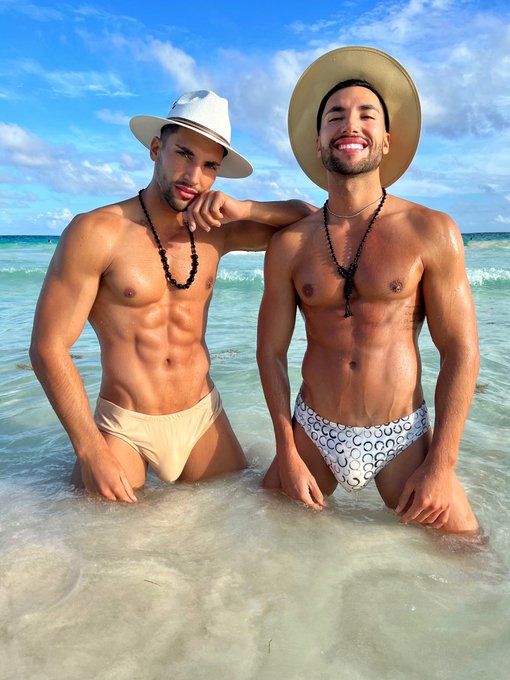 Tulum 🇲🇽  Just to tell you guys that we have been making a lot of new content for our twin hot page!