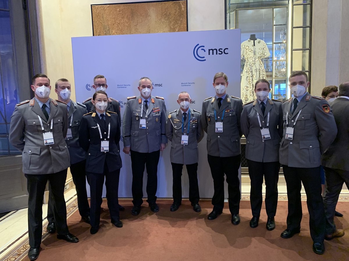 Klasse Bild, das die Unterstützer in Uniform auf der #MSC2022 den internationalen Gästen bieten. Unverzichtbarer Beitrag zum Gelingen der Veranstaltung! #unibwm #WIRSINDDASHEER