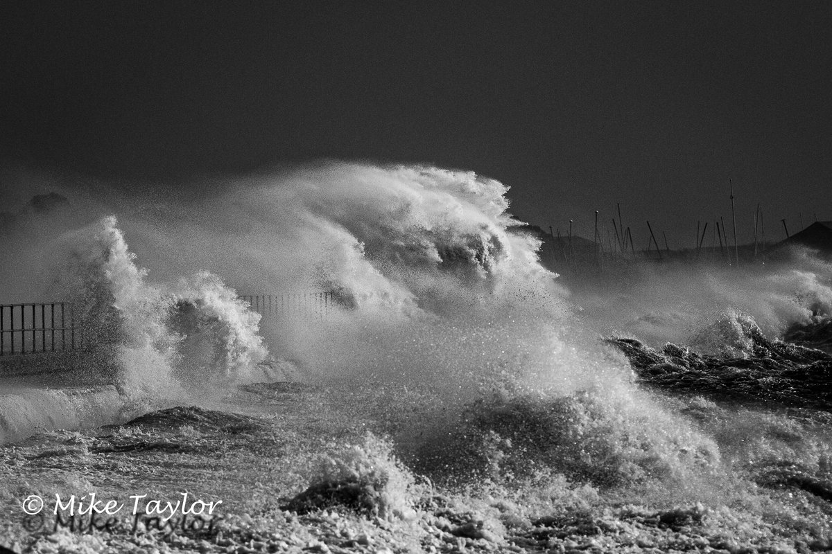 BucksMike's tweet photo. Storm Eunice in The Solent #stormeunice #LeeontheSolent #TheSolent #StokesBay #Hampshire #Waves #Roughseas #storm #blackandwhitephotography https://t.co/L4Yz05L27s