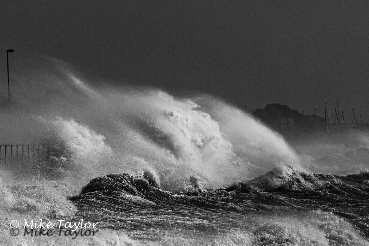 BucksMike's tweet photo. Storm Eunice in The Solent #stormeunice #LeeontheSolent #TheSolent #StokesBay #Hampshire #Waves #Roughseas #storm #blackandwhitephotography https://t.co/L4Yz05L27s