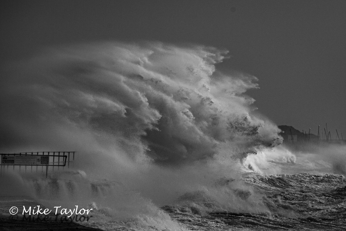 BucksMike's tweet photo. Storm Eunice in The Solent #stormeunice #LeeontheSolent #TheSolent #StokesBay #Hampshire #Waves #Roughseas #storm #blackandwhitephotography https://t.co/L4Yz05L27s