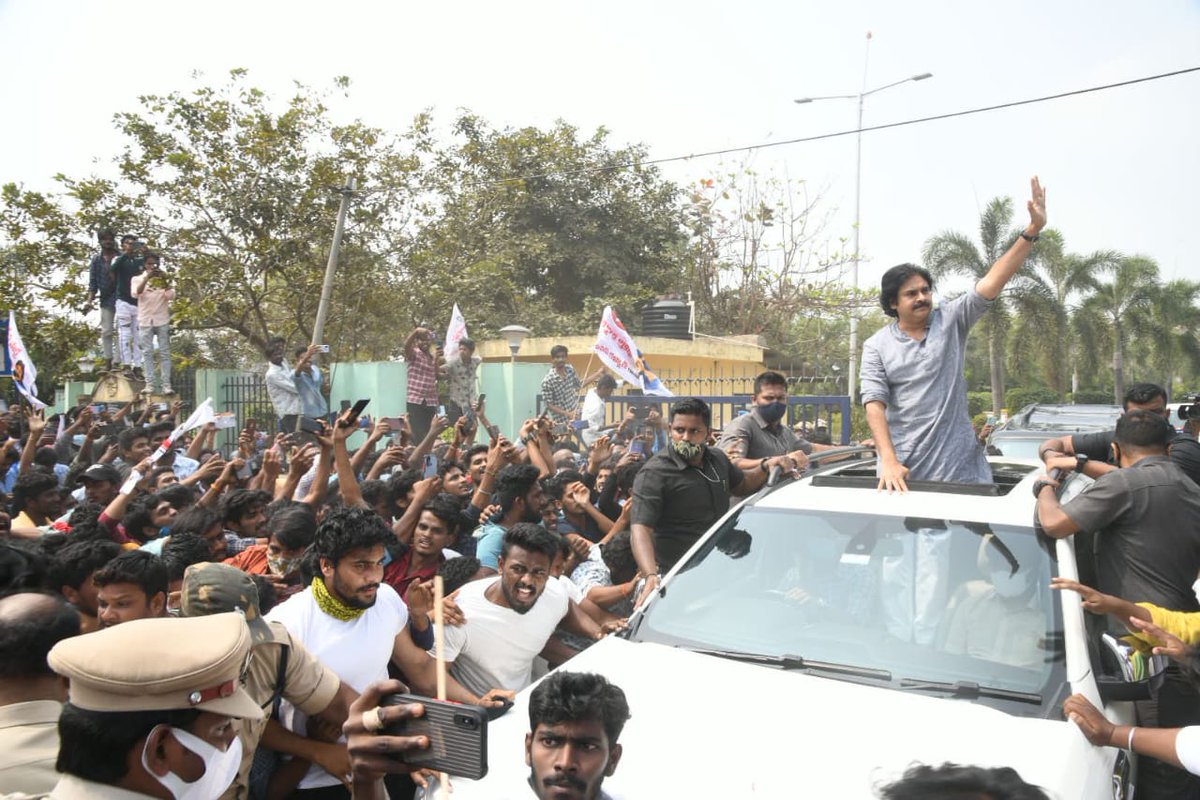ysryse's tweet photo. మత్స్యకార అభ్యున్నతి సభలో పాల్గొనేందుకు రాజమహేంద్రవరం ఎయిర్ పోర్టుకు చేరుకున్న @JanaSenaParty అధినేత శ్రీ @PawanKalyan గారు.

#JSPForAP_Fisherman https://t.co/ZDq33PUIoj https://t.co/35x2Lu2l6U