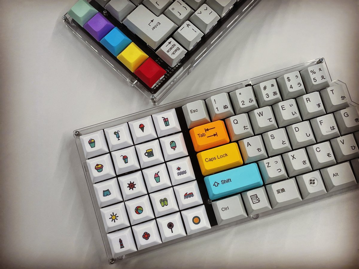 takashicompany's tweet photo. Title: 気分だけはバカンス
Keyboard: Heavy Left
Switch: 黒軸
Keycap: cherry G80-3600 + Tai-Hao Hawaii + DSA Dye-Sub Keycaps
#KEEB_PD #KEEB_PD_R84 #自作キーボード #HeavyLeft https://t.co/crH6XYUmjc
