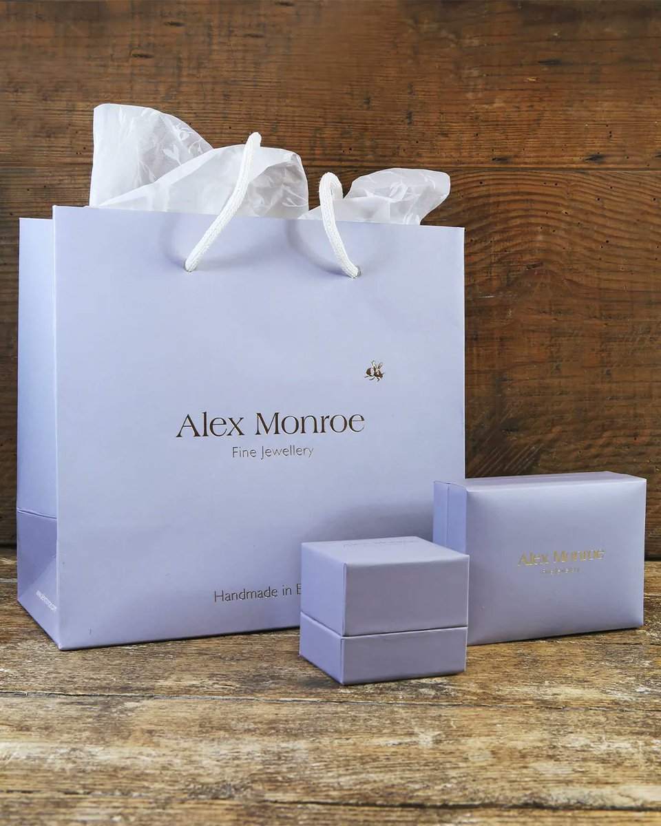 alexmonroe's tweet photo. It’s #PlasticFreeFebruary at Alex Monroe 🐝

We have been working hard over the past few years to develop our gift boxes and bags to be as responsible as we can make them! 

Find out more about "Our Ethos" ✨  https://t.co/I4026GJ0KW https://t.co/ApgmBFBUUN