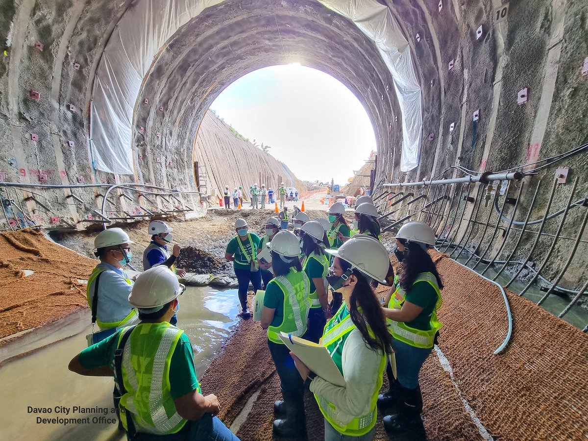 smninews's tweet photo. PINAKAMAHABANG MOUNTAIN TUNNEL SA BANSA

Ang Davao City Bypass Construction Project ay may habang 2.3 kilometro na magiging kauna-unahang pinakamahabang mountain tunnel ng bansa.
#BuildBuildBuild

📸 Davao City Planning and Development Office https://t.co/JpXcnDR3ts