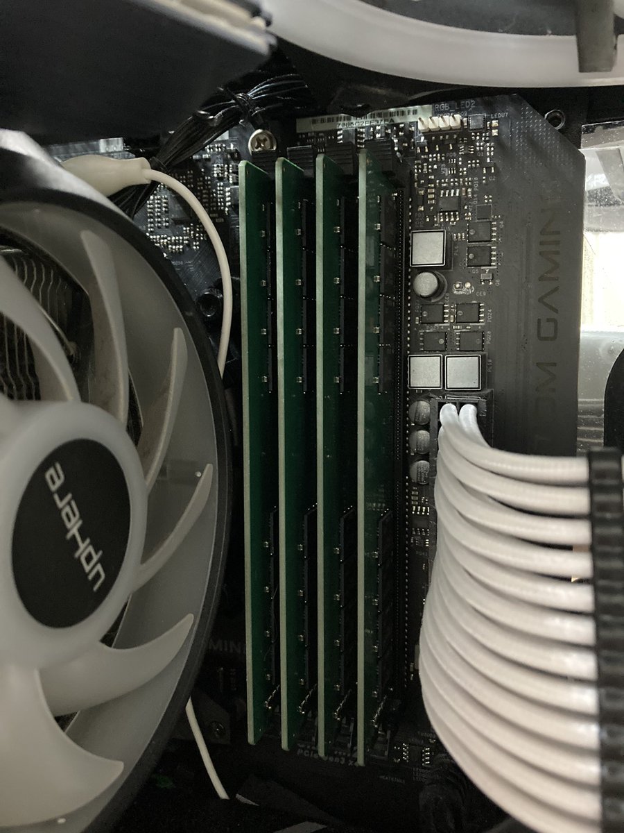 kaDZDmi's tweet photo. 自作PC女子の皆様へ
指痛くても爪割っちゃいそうでもメモリは「カチッ」ていうまで力いっぱい押し込もうね!
ナナメに押しちゃダメだよ!垂直大事!
てことで無事起動・4枚認識しました♪
自作PC男子もねw
@JJTHA2021
#自作PC #DIY女子 #AsRock #PG4 #KapiLab https://t.co/slMFSXYucw