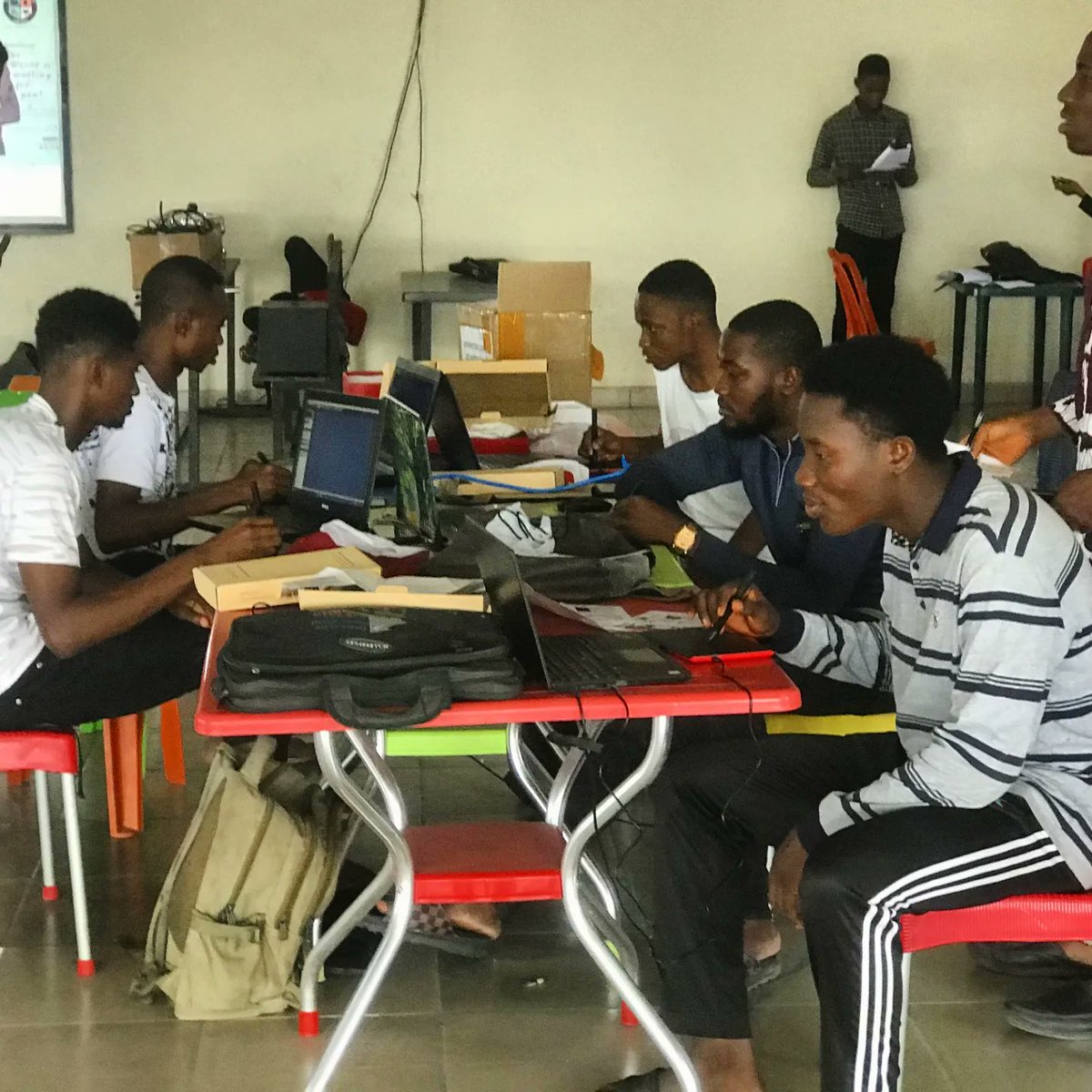 SteveGodstime's tweet photo. On 8th of February 🧭 2022,Our second set 👨✈️ of tutors training 🗡, on how to use our recording 🎬 and writing 📝 software💻 to create ✍🏿 content @college_app_
#playmycourse
#collegeapp
#edtech
#teranext https://t.co/jnQukN0chu