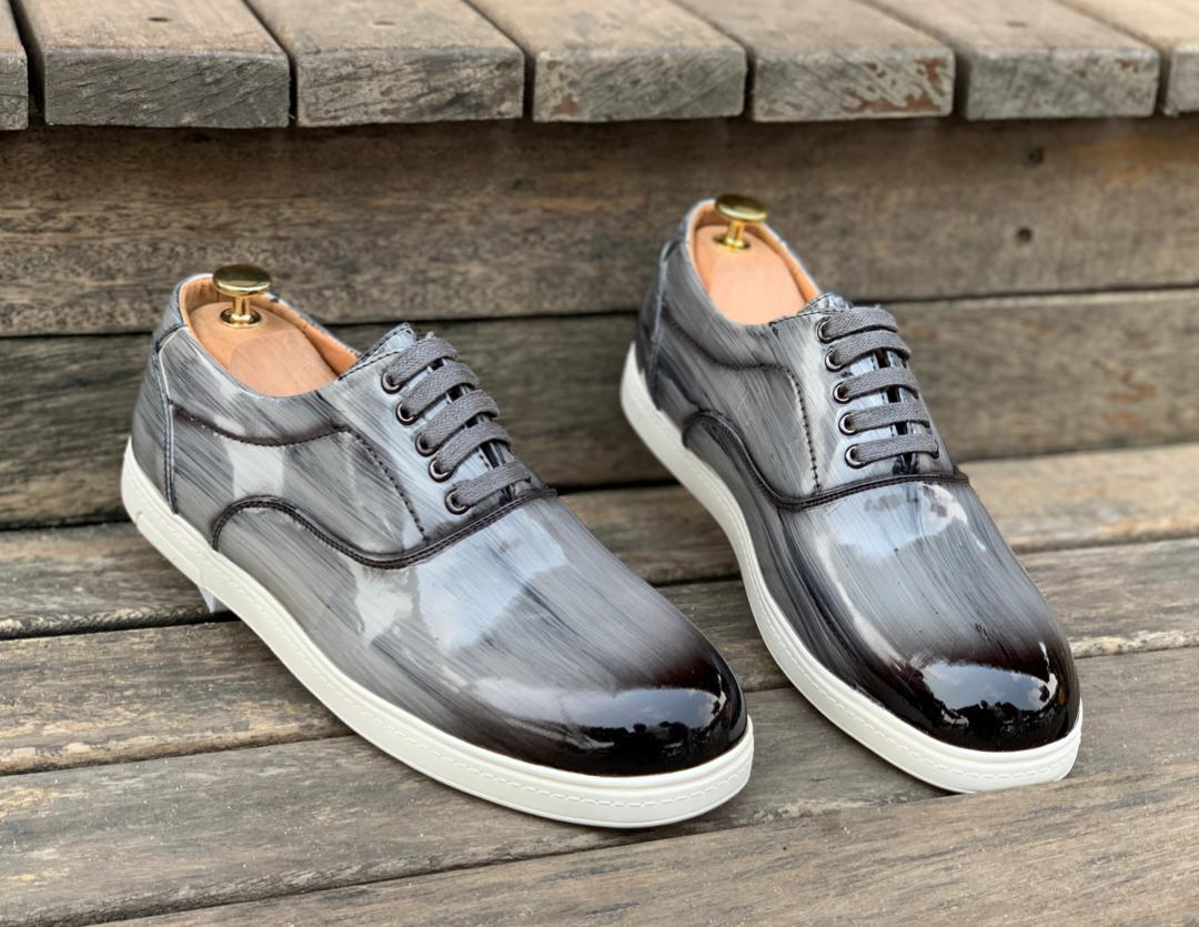 AkeaStore's tweet photo. 📦 Sneakers Golden 

⚖️ prix unitaire 25 000 FCFA

🥈 -2000 FCFA / 2 paires (48 000 FCFA)

🦶🏿 Pointure 40 à 45

🛒 Livraison et Expédition 📬 en Côte d'Ivoire🇨🇮 et dans la sous-région🌍 https://t.co/dU3WIA8SIs