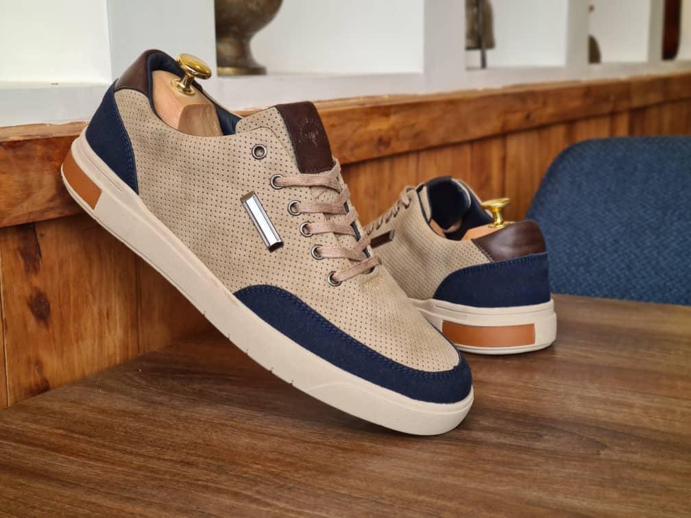 AkeaStore's tweet photo. 📦 Sneakers Golden 

⚖️ prix unitaire 25 000 FCFA

🥈 -2000 FCFA / 2 paires (48 000 FCFA)

🦶🏿 Pointure 40 à 45

🛒 Livraison et Expédition 📬 en Côte d'Ivoire🇨🇮 et dans la sous-région🌍 https://t.co/dU3WIA8SIs