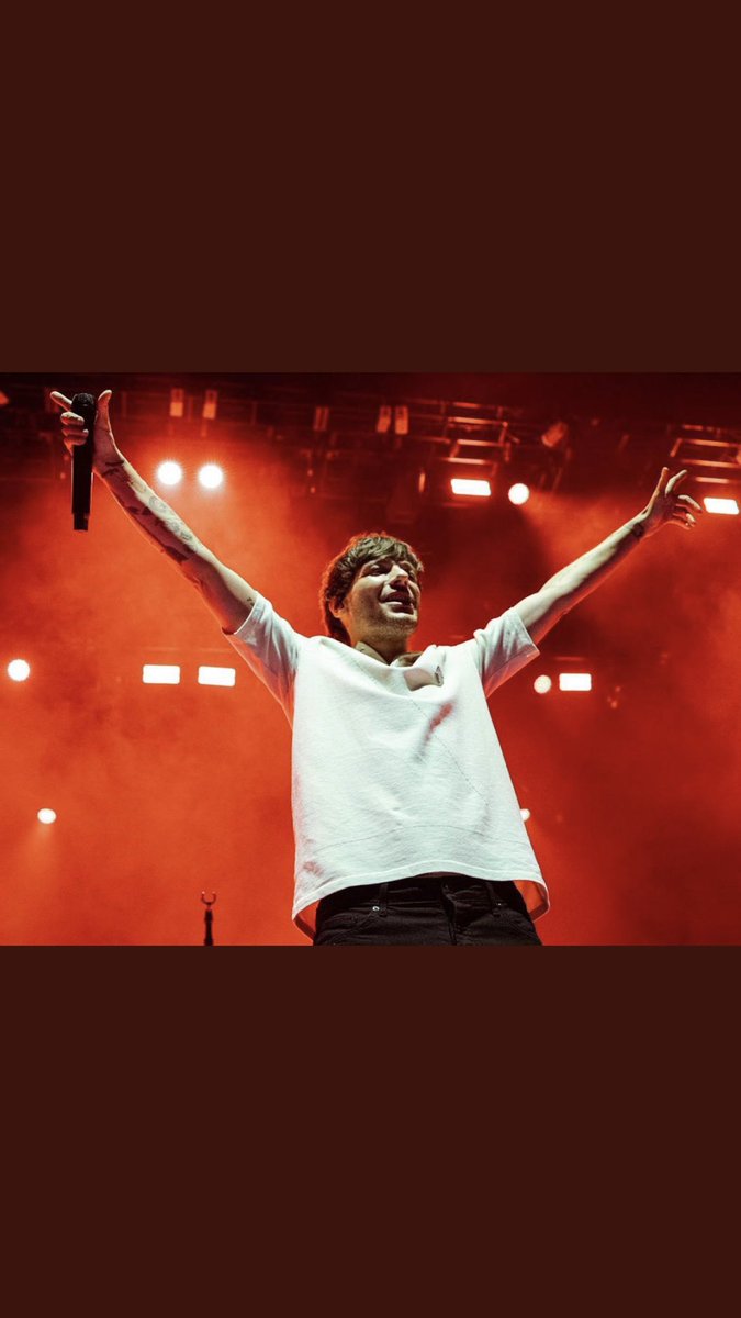 |Pictures| 

Louis on stage tonight at #LTWTCincinnati