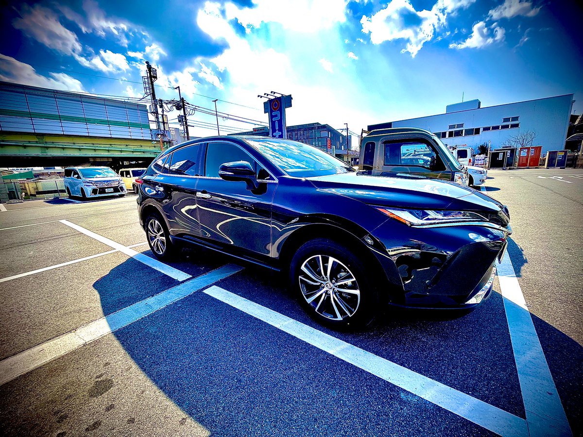 0gwsSo's tweet photo. ■ハリアー80系Gグレード PBPカラー 
2021年8月8日注文
2022年1月6日生産ライン乗る
2022年2月19日納車（雨でした）

普段は身長148cmの妻の仕事用で使うので無事故無違反を祈りつつ送り出したいと思います。

最後の写真は車と人の縮尺が変やんね、、、

#ハリアー 
#納車 https://t.co/LIG95Kg3H3