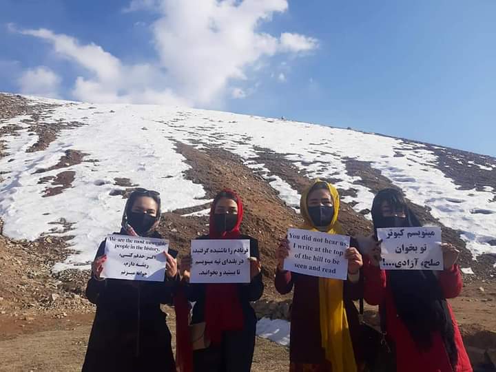 Buddha_Salsal's tweet photo. Following the escalation of violence and restrictions by the Taliban, In #Kabul, a number of #ProtestingWomen climbed hills and mountains and wrote their voices on rocks. These women want the international community to hear their voices.
@NimrokhMedia @UN @UNHumanRights https://t.co/Ycx5RFuQei