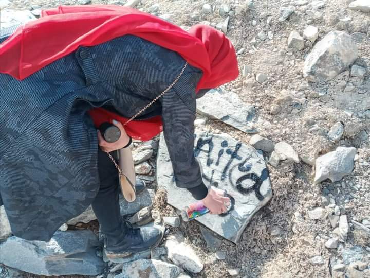 Buddha_Salsal's tweet photo. Following the escalation of violence and restrictions by the Taliban, In #Kabul, a number of #ProtestingWomen climbed hills and mountains and wrote their voices on rocks. These women want the international community to hear their voices.
@NimrokhMedia @UN @UNHumanRights https://t.co/Ycx5RFuQei