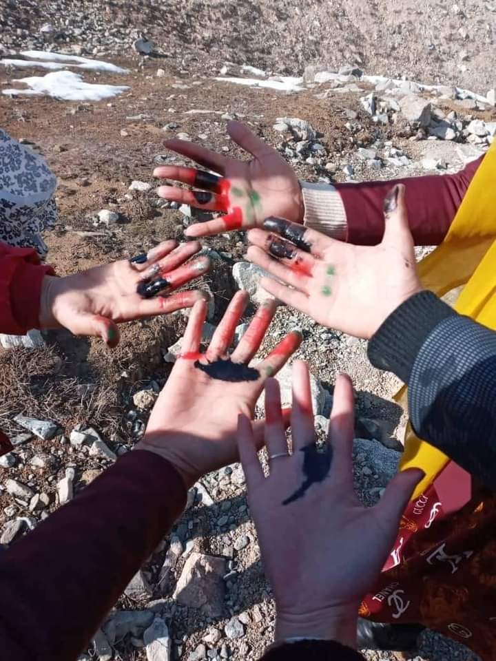 Buddha_Salsal's tweet photo. Following the escalation of violence and restrictions by the Taliban, In #Kabul, a number of #ProtestingWomen climbed hills and mountains and wrote their voices on rocks. These women want the international community to hear their voices.
@NimrokhMedia @UN @UNHumanRights https://t.co/Ycx5RFuQei