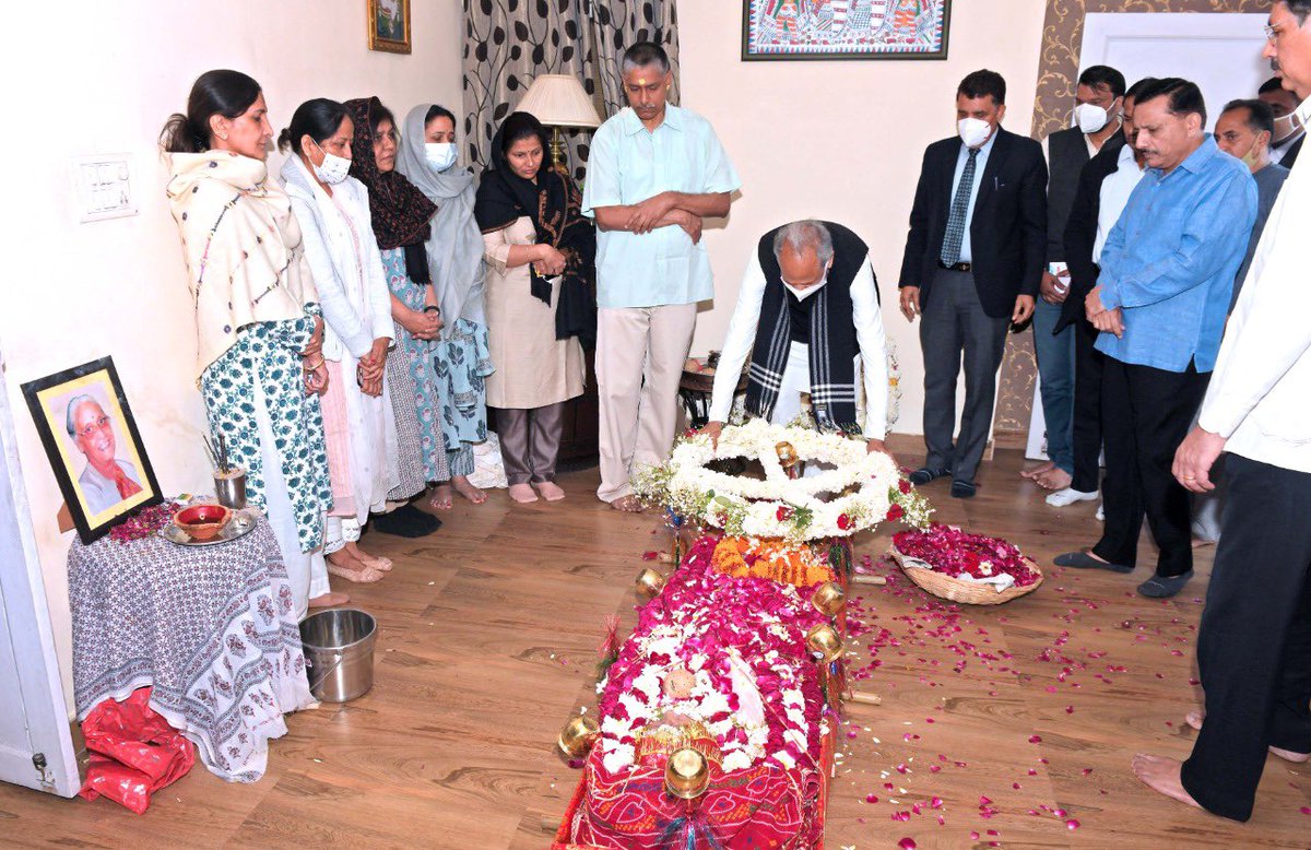 ashokgehlot51's tweet photo. वरिष्ठ आईएएस, प्रमुख शासन सचिव (वित्त) श्री अखिल अरोड़ा की माताजी के निधन पर उनके निवास पर पहुंचकर दिवंगत आत्मा को श्रद्धांजलि अर्पित की एवं शोकाकुल परिजनों से मिलकर संवेदना व्यक्त की। https://t.co/S0IXbrqwSa