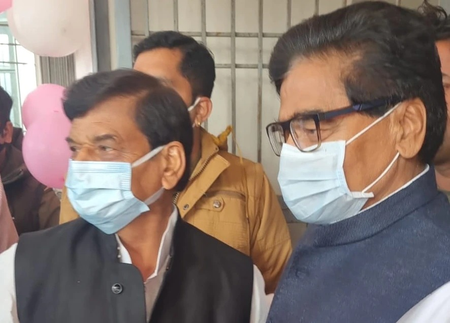 कैप्शन तो दीजिये --- ये तस्वीर अभी -अभी मतदान केंद्र की है ----