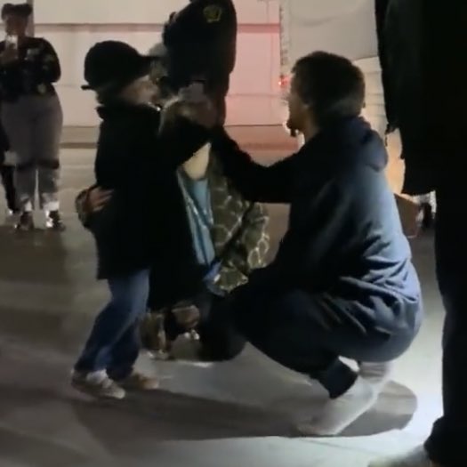 stlharrye's tweet photo. ELE SÓ DE MEIA COM UM MOLETOMZINHO E AGACHADINHO CUMPRIMENTANDO A CRIANCINHA TODO EMPINADINHO E SIM É ESTE HOMEM Q EU ESCOLHI AMAR https://t.co/Y7zJm5HrOF