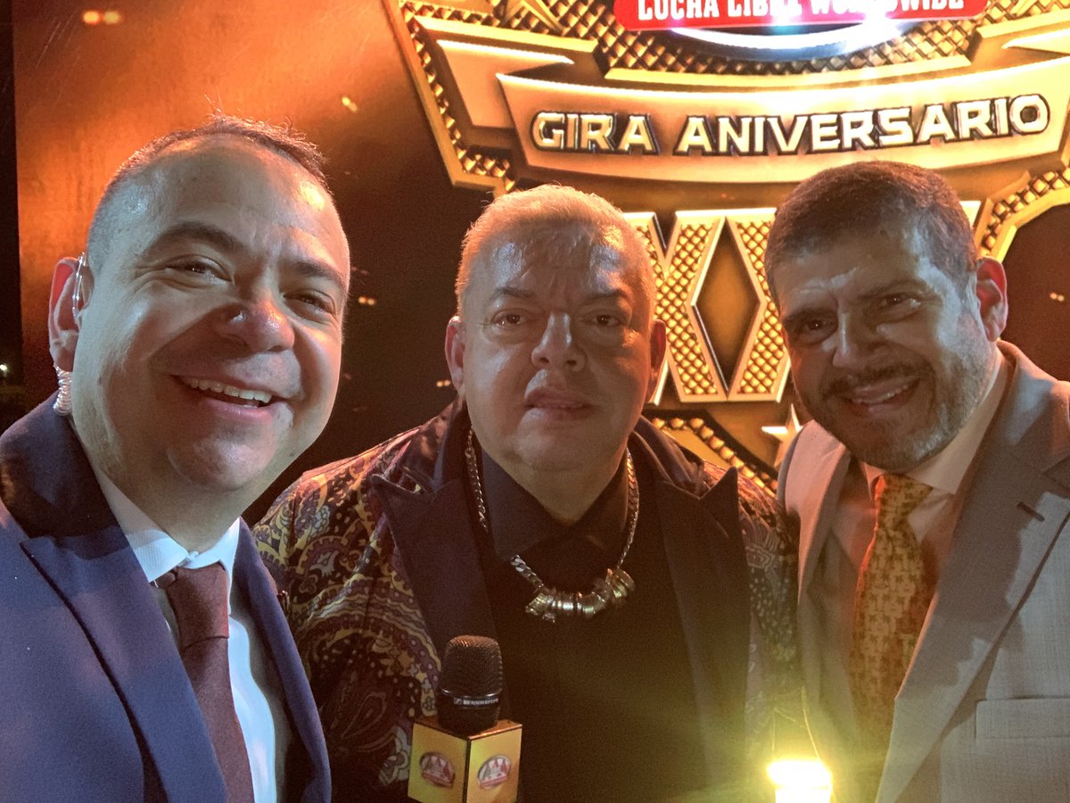 jmguillent's tweet photo. Así mi día #ReydeReyes @luchalibreaaa https://t.co/BrXTR3EpFt