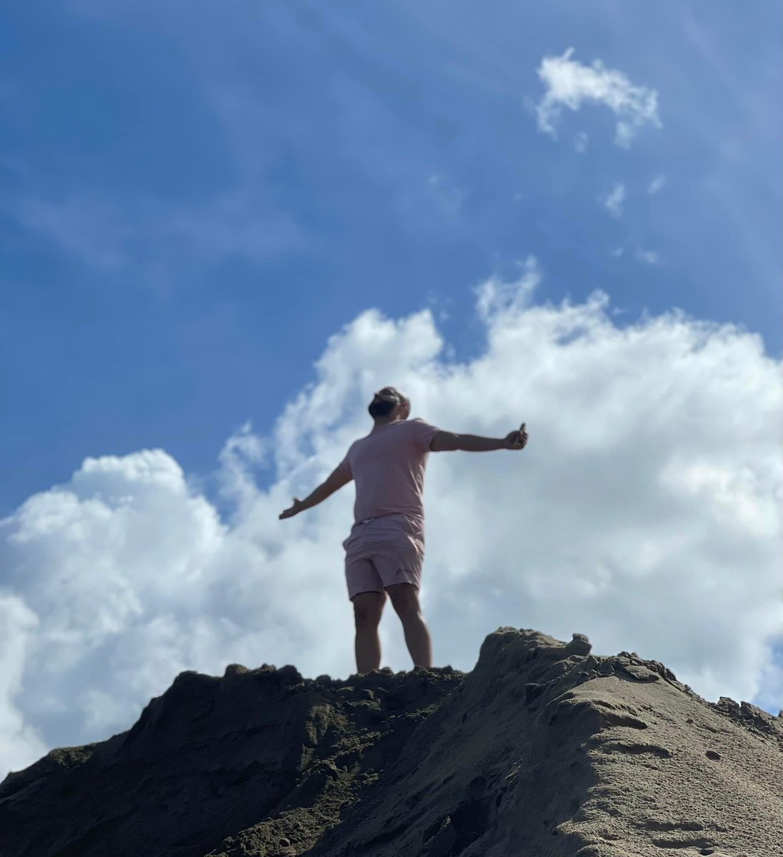 JForex1223's tweet photo. Mientras más difícil sea tú objetivo más grande será el esfuerzo que tendrás que dar 🔥👏🏽🛫 #mentalityfirst #mentorship https://t.co/SPAZlitHPq