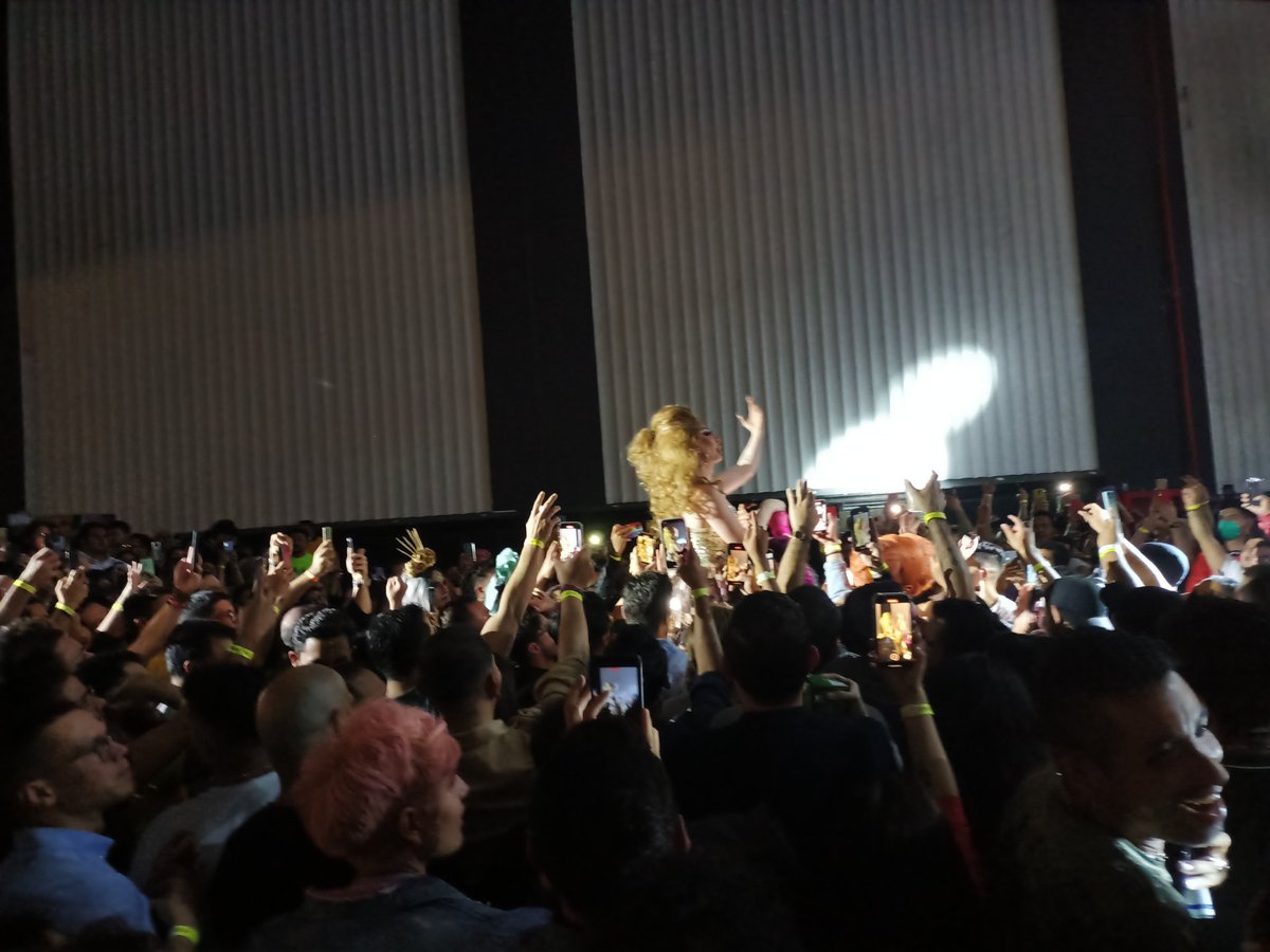 hcarvalhom's tweet photo. A @TheOnlyDetox le pusieron silla Rimax, mal la primera canción, mal la luz. #SomeonesGettingFired @ohmydrag #OhMyDrag. https://t.co/Eb0nICiaeV