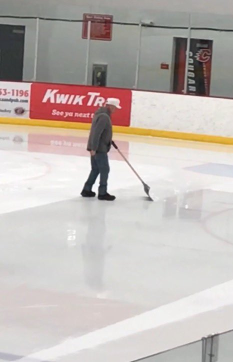 Big upset win over <a href="/chiefs_jga/">The Chiefs</a>‼️ 4-2. Robby gets the hat. Vinny and Runman both get goals with 1 minute left in the game to put it away. Please get a new zamboni since it broke down twice and you had to use a shovel. #boner #meltdown #FLYORDIE