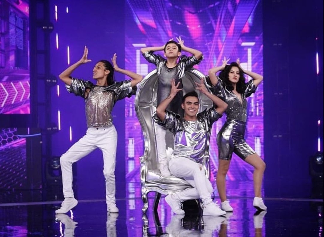 La corona la otorgamos las personas y fans que reconocemos ya amamos el trabajo de nuestro ídolos citando la frase de la primera canción del Rey <a href="/_DennisArana/">Dennis Arana</a> 

"Ganar no es siempre llevarse una medalla yo llevo lo que aprendí en cada batalla" 

La corona la tienen bien puesta 💚