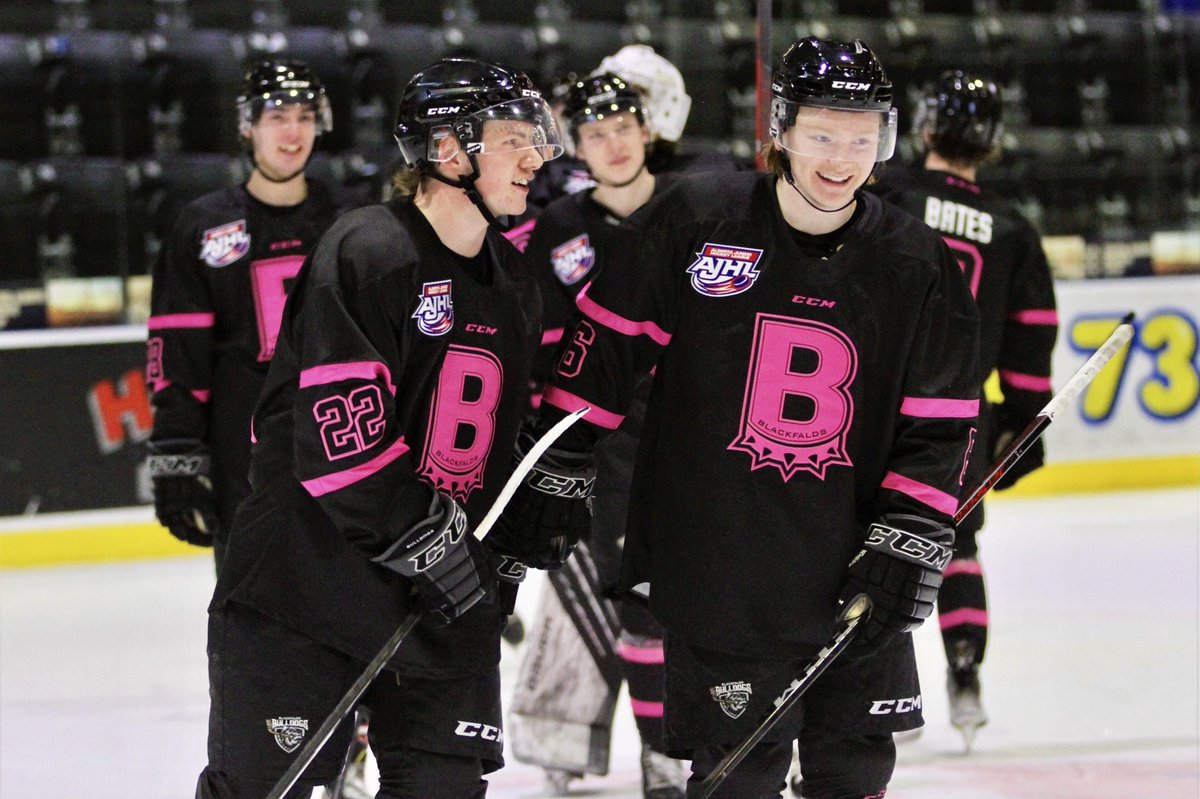 🐾 Back-to-back wins this weekend and the boys are winning with style! 😎 #PinkPowerNight  

<a href="/RHCphoto_Canada/">RHCphoto_Canada</a>