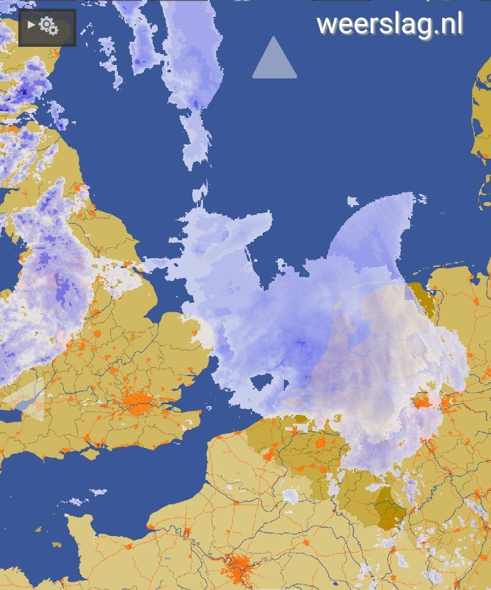 Regen! weerslag.nl/# en vanmiddag weer zware windstoten aan de kust tot 120km/u binnenland 100 km/u. #zondag #geenzondag