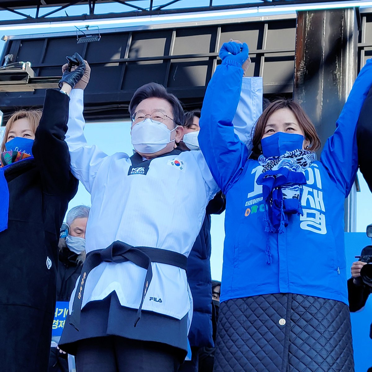 OKLim_GM's tweet image. [3월 9일 승리로 금메달을]

이재명 후보 수원 집중유세에 체육인들이 함께하여 지지연설을 했습니다.

후보께서는 ‘공약 9단’이 새겨진 도복을 입고 &apos;코로나19 위기&apos;와 &apos;자영업자 고통&apos;이 쓰여진 송판을 멋지게 격파하셨습니다.

blog.naver.com/oklim777/22265…

#체육위원회 #이재명 #앞으로 #제대로 #수원