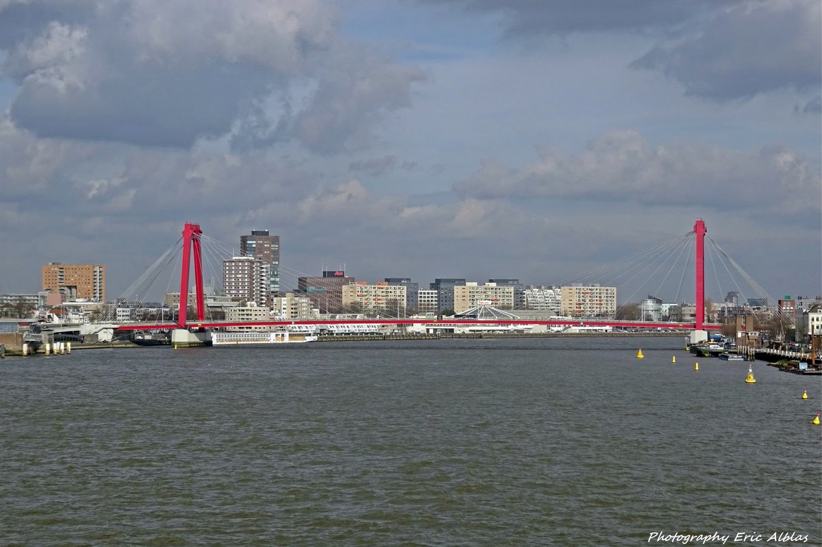 AlblasEric's tweet photo. Goedemorgen (nieuwe)volgers het is zondag 20-02-2022. Uitzicht vanaf de #erasmusbrug richting #willemsbrug #oosterkade #bolwerk #rhijnspoorkade #tropicana #noordereiland. Fijne Dag &amp; Groet van Eric ! #fotoarchief2019 https://t.co/u9iNwowM8C