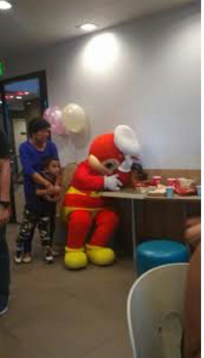 ako naman sana

a johetty au.

wherein jollibee concealed his feelings for hetty for the longest time, until hetty fell in love with jollibee's rival, champ. 

"nung una kitang makita sa birthday party, i know you're the one"