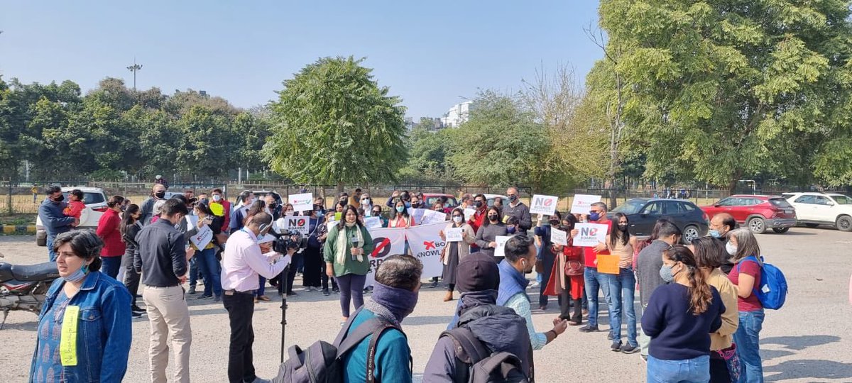 GanotraKomal's tweet image. Parents from all schools of Gurgaon gather in large numbers to protest against Class 8 boards. Hope it reaches the ears of the Government ⁦@cmohry⁩ ⁦@ndtvindia⁩ ⁦@TOIIndiaNews⁩ ⁦@NewsMobileIndia⁩ #NoBoardsForClass8