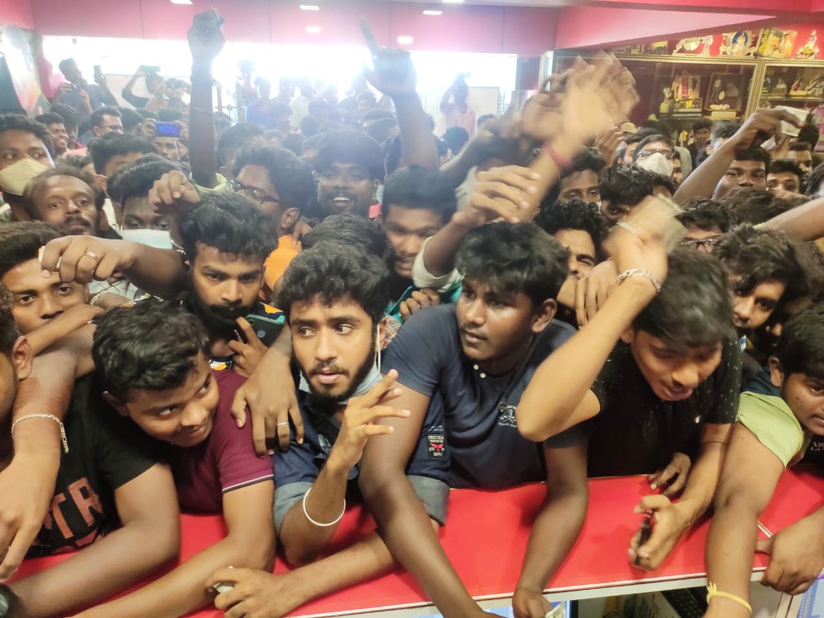 RamCinemas's tweet photo. Purely Raged mode 💥
This shows how eagerly #AK fans are waiting to witness #Valimai in our Screens !!

வலிமையான முன்பதிவு நடைபெறுகிறது !!
#ValimaiInRamCinemas 🔥 https://t.co/xliAuDVoqE