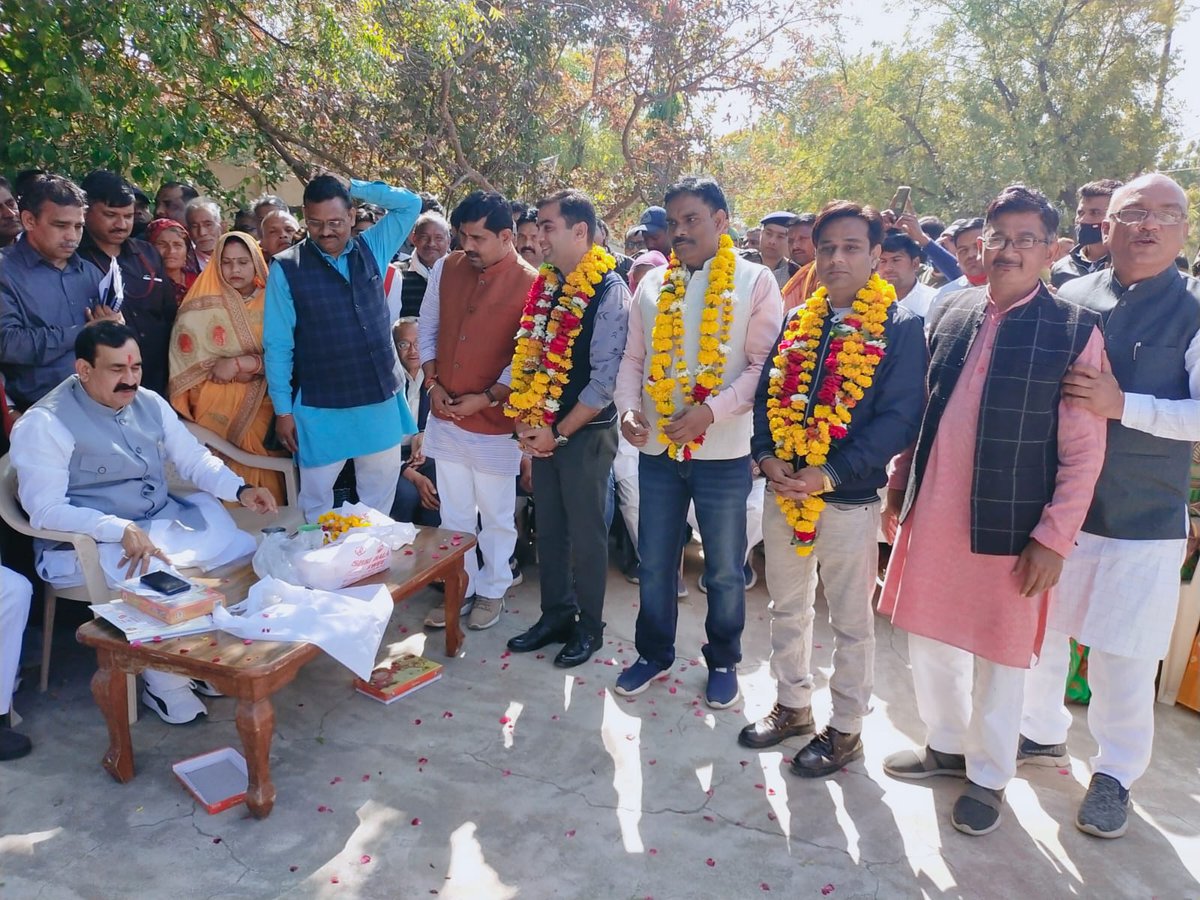 drnarottammisra's tweet photo. मप्र उच्च न्यायालय में शासकीय अधिवक्ता बनाए जाने पर अनिल शुक्ला जी, देवेंद्र चौबे जी, अतिरिक्त अधिवक्ता एम पी एस रघुवंशी जी, सुशांत तिवारी जी, प्रमोद पचौरी जी, आर के अवस्थी जी का आज दतिया निवास पर सम्मान किया। इस दौरान भाजपा जिला अध्यक्ष सुर��ंद्र बुधौलिया जी भी उपस्थित रहे। https://t.co/bG8ARVgxw6