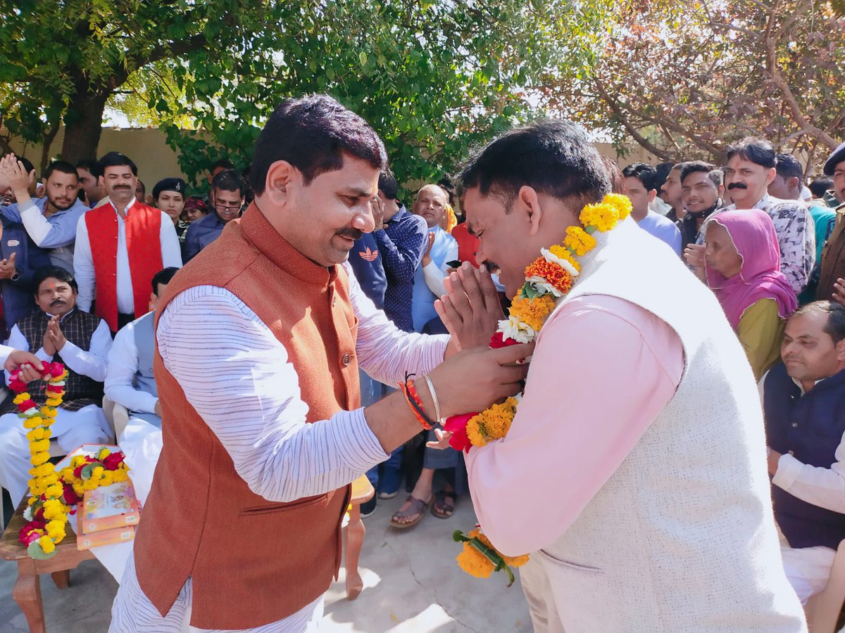 drnarottammisra's tweet photo. मप्र उच्च न्यायालय में शासकीय अधिवक्ता बनाए जाने पर अनिल शुक्ला जी, देवेंद्र चौबे जी, अतिरिक्त अधिवक्ता एम पी एस रघुवंशी जी, सुशांत तिवारी जी, प्रमोद पचौरी जी, आर के अवस्थी जी का आज दतिया निवास पर सम्मान किया। इस दौरान भाजपा जिला अध्यक्ष सुर��ंद्र बुधौलिया जी भी उपस्थित रहे। https://t.co/bG8ARVgxw6