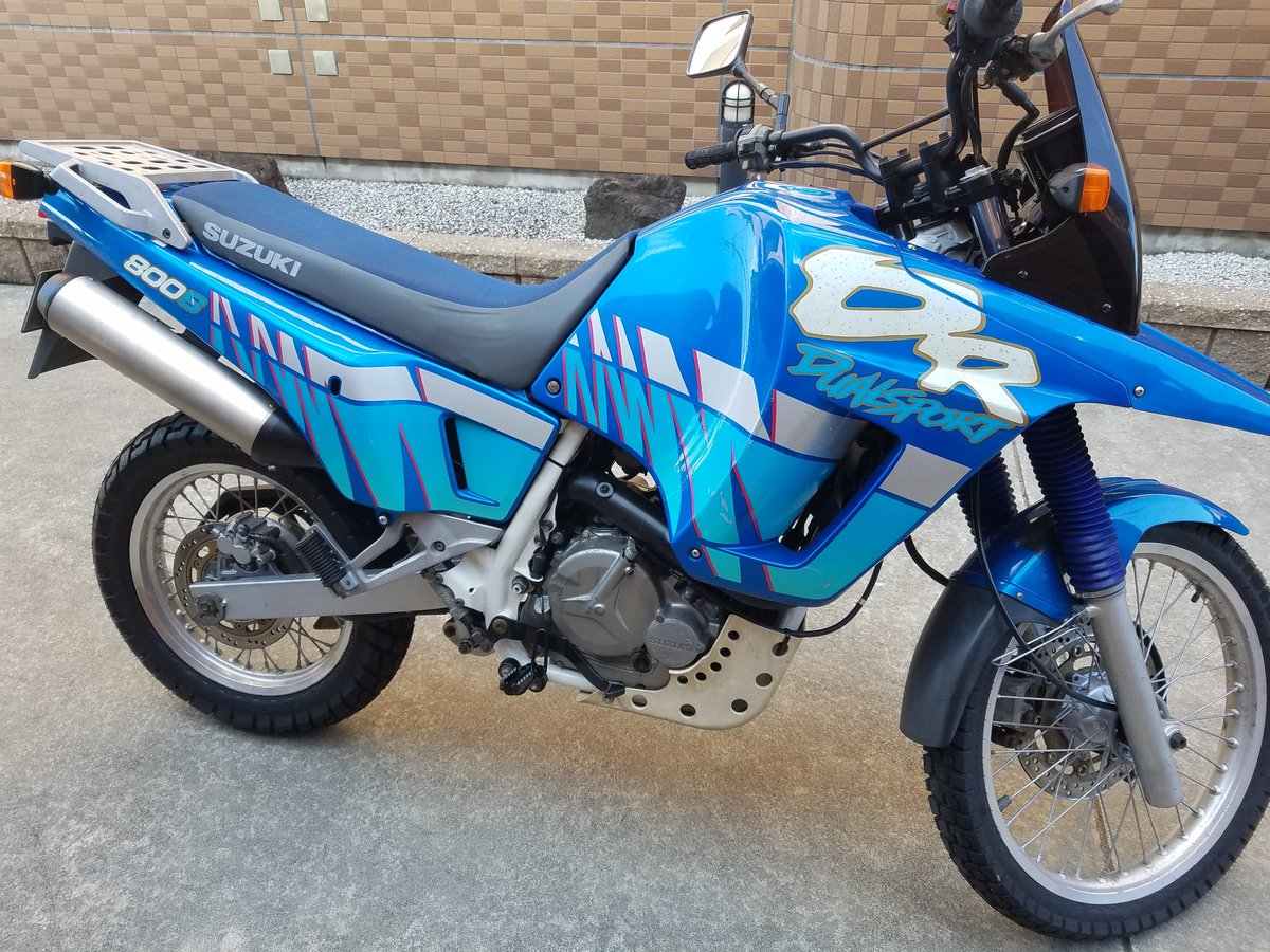 MotoNETA819's tweet photo. バイク納車されたので更新
選んだのは・・・
優等生本田?
漢川崎?
お洒落山葉?
いいえ、正確は変態鈴菌です。
しかも、鈴菌中の更に鈴菌車です😋
早く寒波が落ちついたら青山高原とか
伊勢志摩パールロード行きたい😁
#バイク乗りとつながりたい
#バイク好きと繋がりたい
#バイク納車
#DR800 https://t.co/H6PLUrWRWo