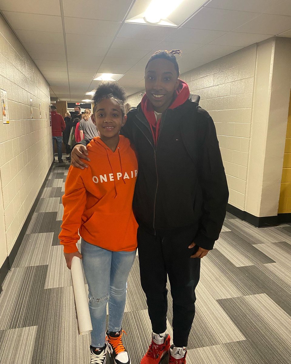 t3sportskc's tweet photo. Tonight I was blessed to see the T3 circle come full circle. I was able to connect one of my current college athlete @br1dagoat with my current middle school athlete Riann Stevenson. Being able to connect them and let her see Bre’s game will only help this young lady grow. #t3kc https://t.co/4MU5fbIC0V