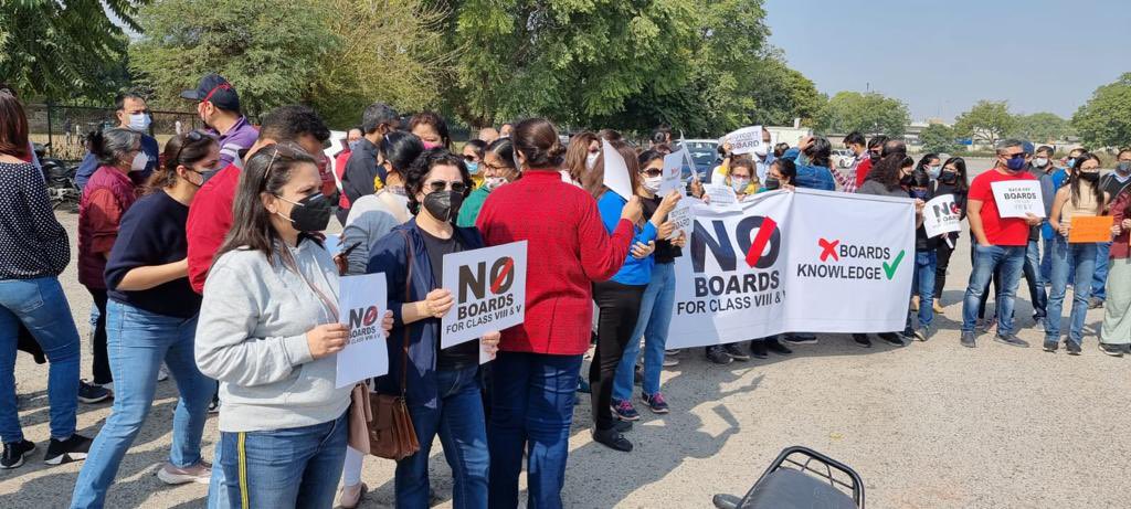 DeepaTIku's tweet image. Peaceful protest by parents of Class 5 and Class 8 students studying in 12 schools across Gurugram governed by CBSE, CISCE and IB Boards against the proposal of the Haryana Government to hold Board exams for Class 8 in March-April 2022. @cmohry @EduMinOfIndia 
#NoBoardsForClass8