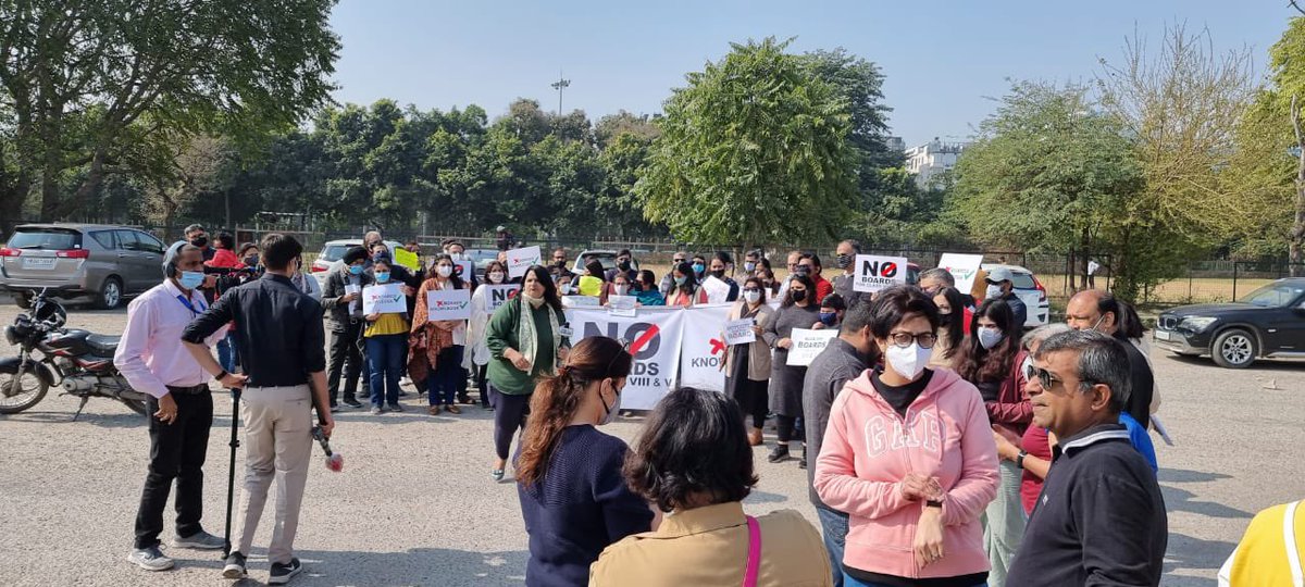 DeepaTIku's tweet image. Peaceful protest by parents of Class 5 and Class 8 students studying in 12 schools across Gurugram governed by CBSE, CISCE and IB Boards against the proposal of the Haryana Government to hold Board exams for Class 8 in March-April 2022. @cmohry @EduMinOfIndia 
#NoBoardsForClass8